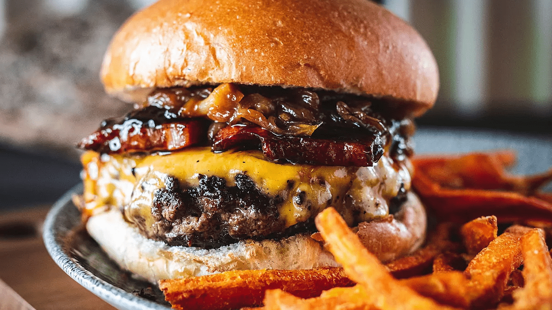 Hamburguesa y patatas fritas en el restaurante New York Burger en La Plaza de Madnum