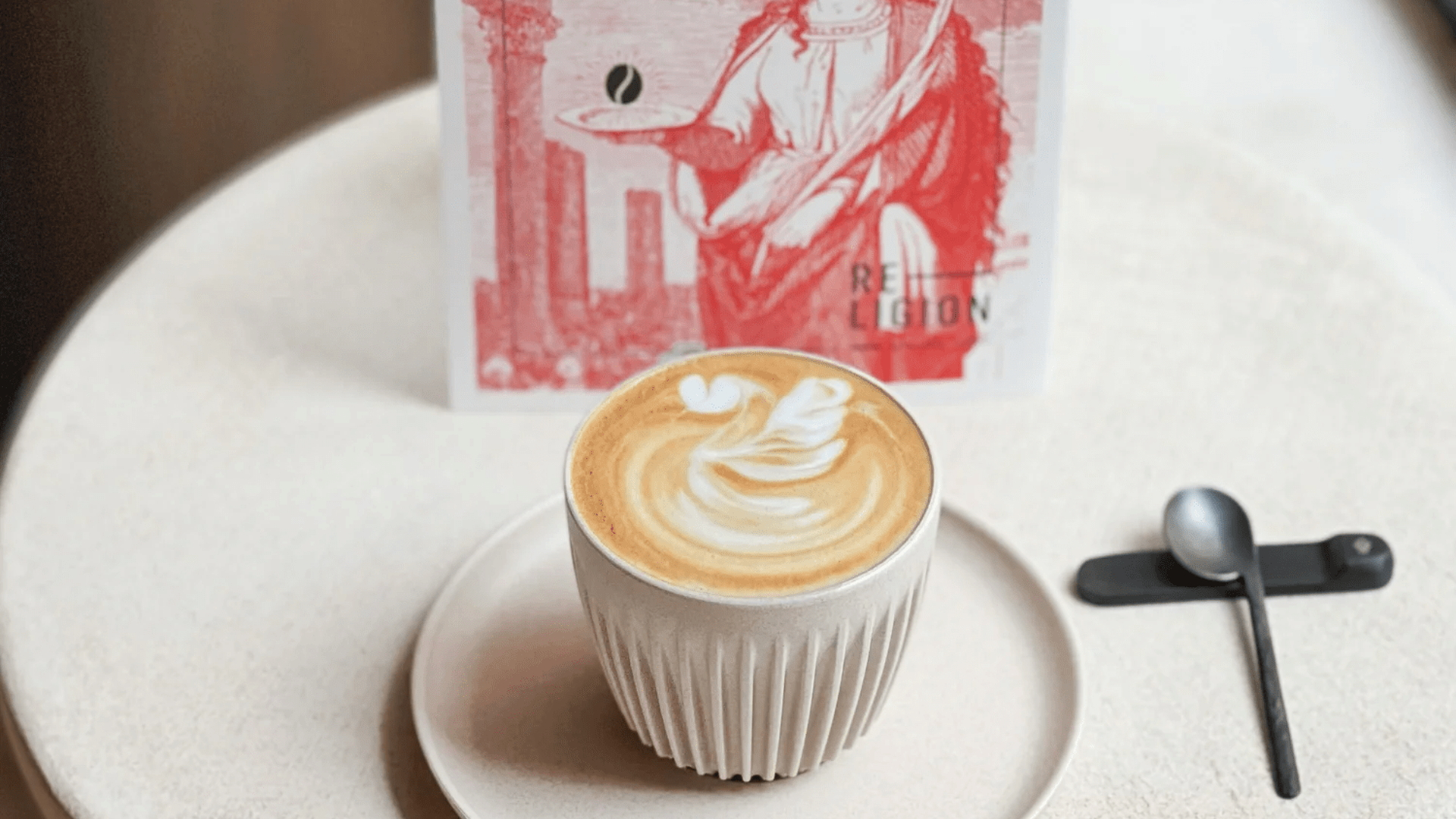 Bebidas y café de especialidad cafetería Religion en La Plaza de Madnum