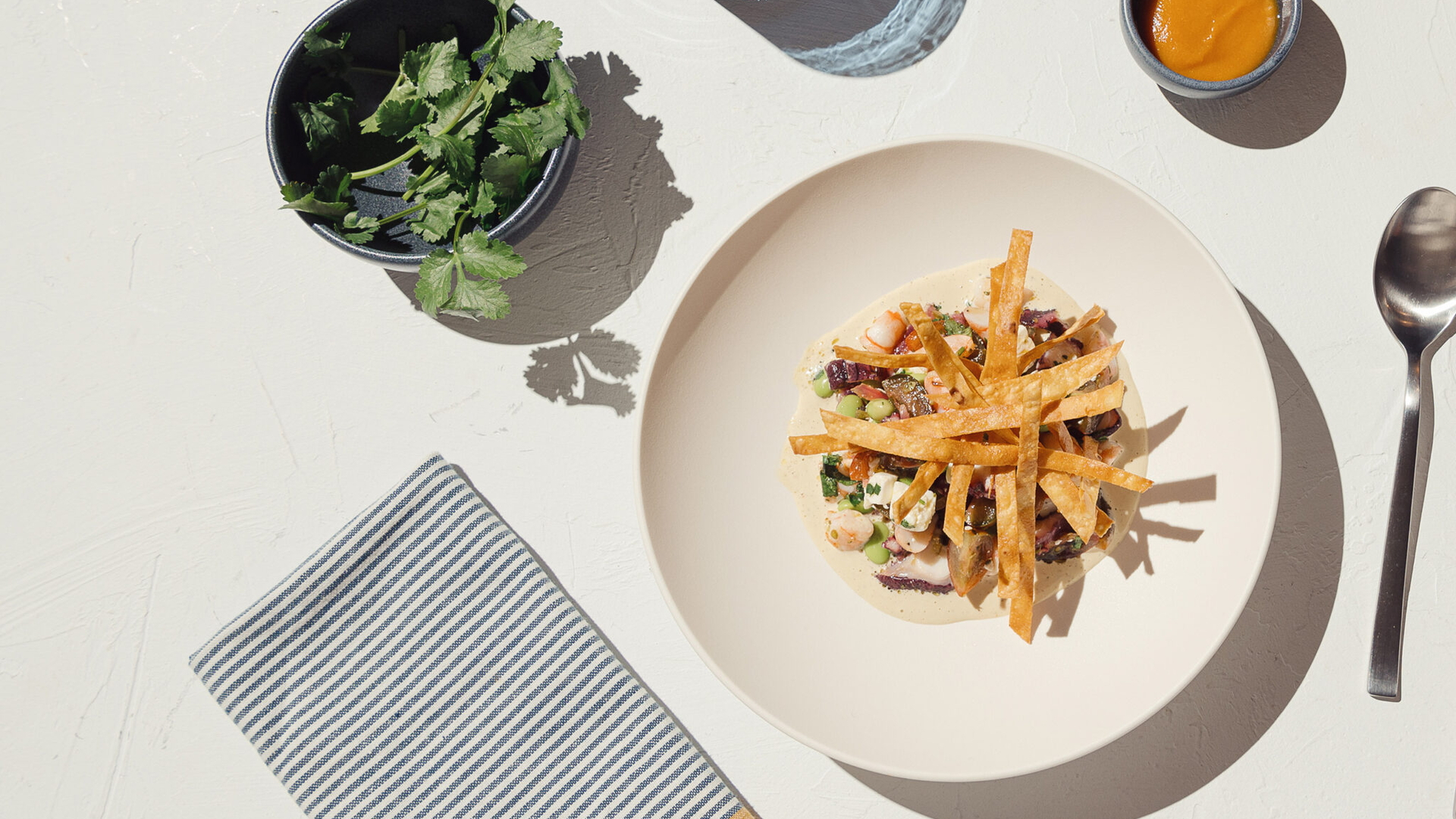 Comida mediterránea para compartir en el restaurante Saona en La Plaza de Madnum