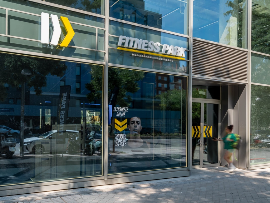 Entrada del gimnasio Fitness Park en el complejo Madnum servicios de ocio en Madrid