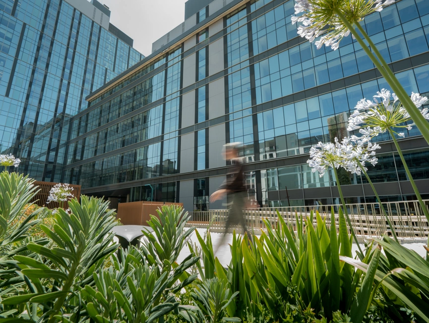 Fachada Edificio Colonial oficinas Madnum en alquiler 