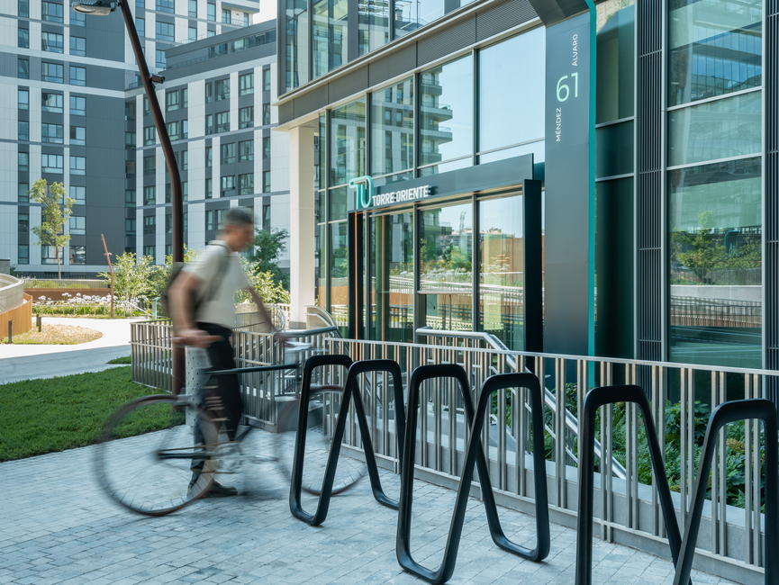 Entrada Torre Oriente Oficinas Madnum con aparcamiento para bicicletas