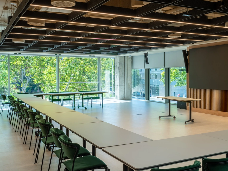 Sala modular Oficinas Madnum para eventos y reuniones 