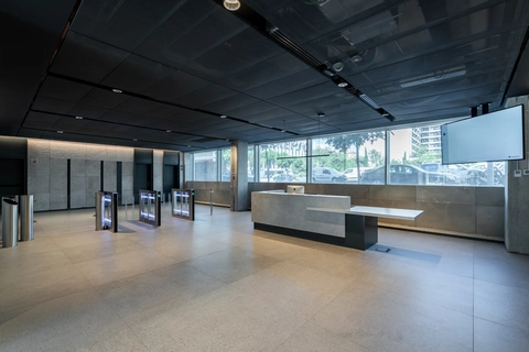 Recepción edificio Poniente del complejo Madnum