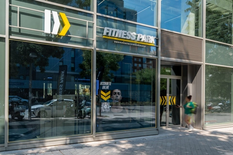 Entrada del gimnasio Fitness Park en el complejo Madnum servicios de ocio en Madrid