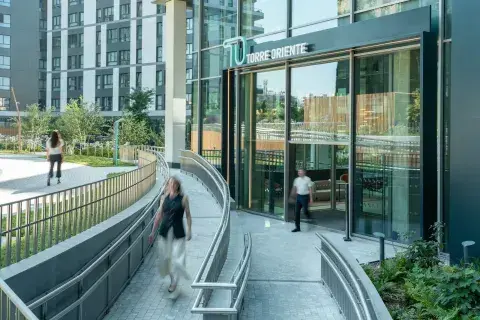 Entrada oficinas edificio Torre Oriente Madnum