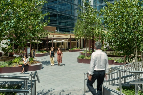 La Plaza punto de encuentro en las Oficinas Madnum, zona con Restaurantes y cafeterías en Madrid