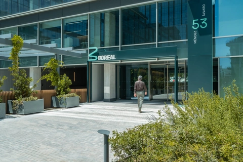Entrada Edificio Boreal oficinas Madnum