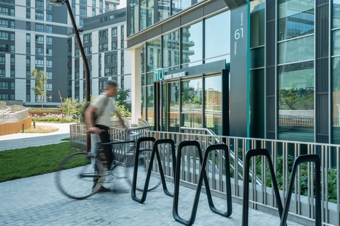 Entrada Torre Oriente Oficinas Madnum con aparcamiento para bicicletas