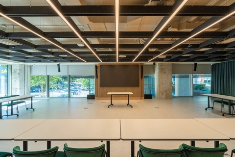 Sala Oriente, espacio modular Madnum para reuniones, catering y formaciones en Madrid