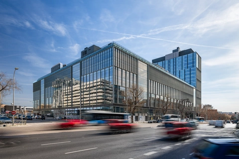Fachada completa complejo de alquiler de oficinas Madnum en Madrid 