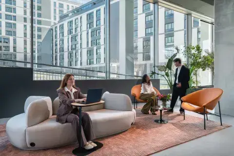 Vestíbulo y zona de descanso Utopicus Madnum oficinas flexibles en Madrid