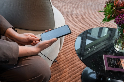 Servicio de carga para móvil en zona de descanso Oficinas Madnum 